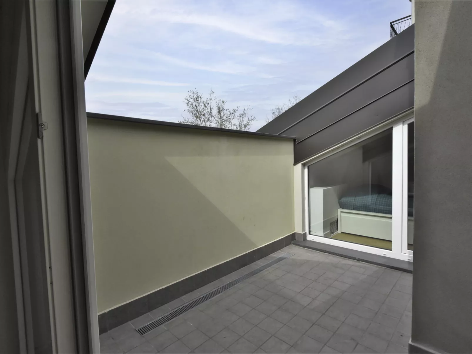 White Attic Terrace-Drinnen