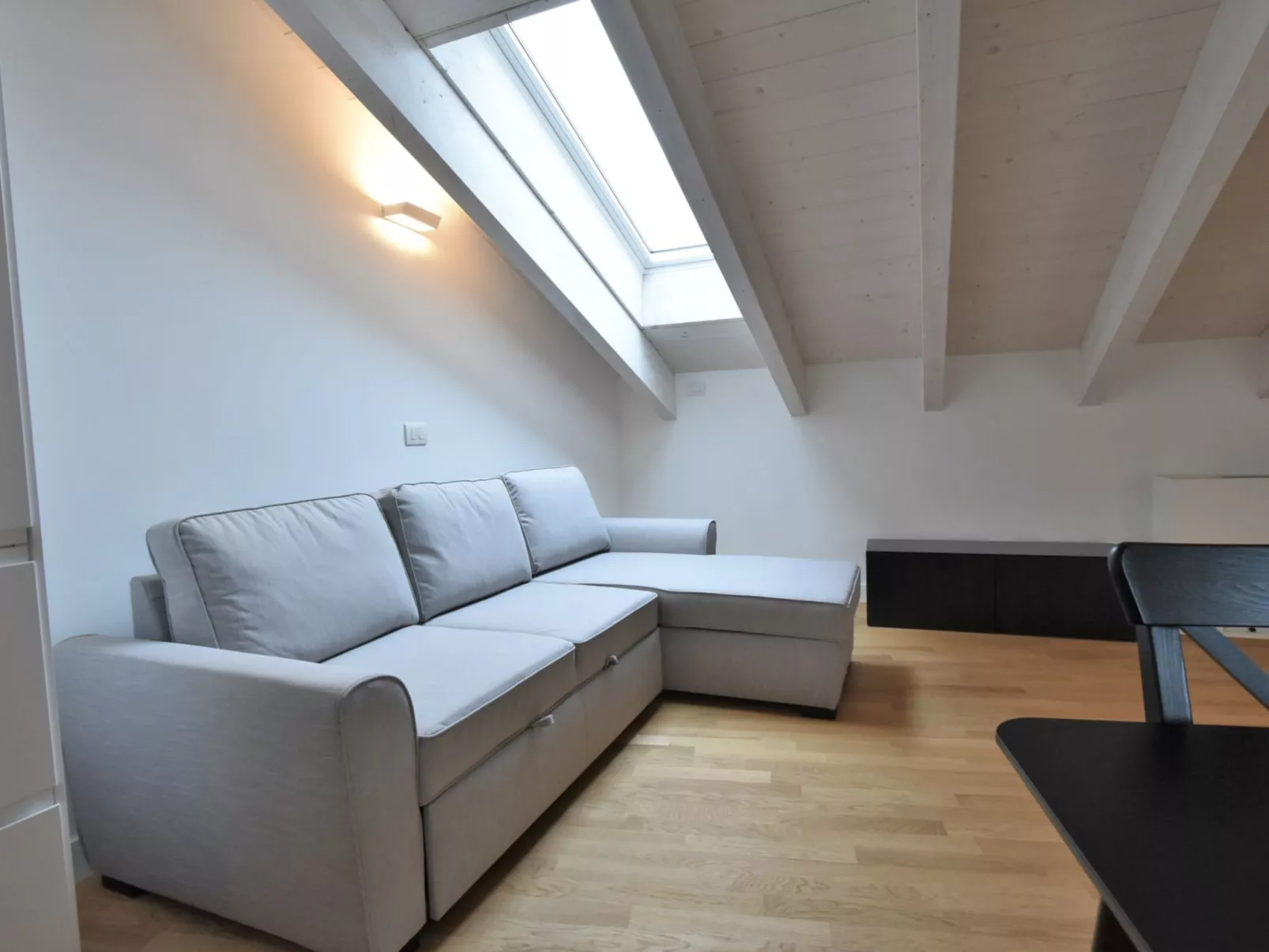 White Attic Terrace-Drinnen