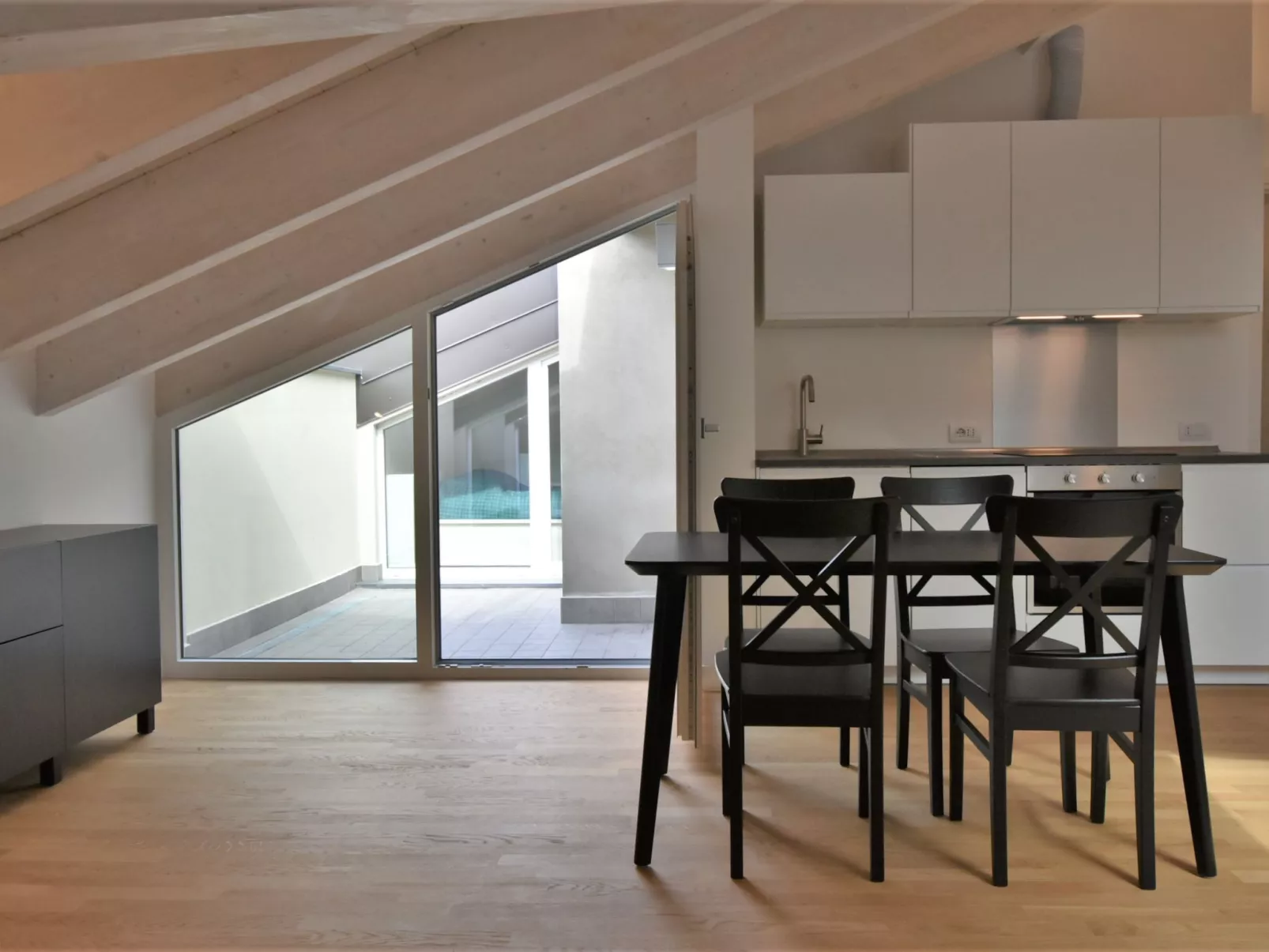 White Attic Terrace-Drinnen