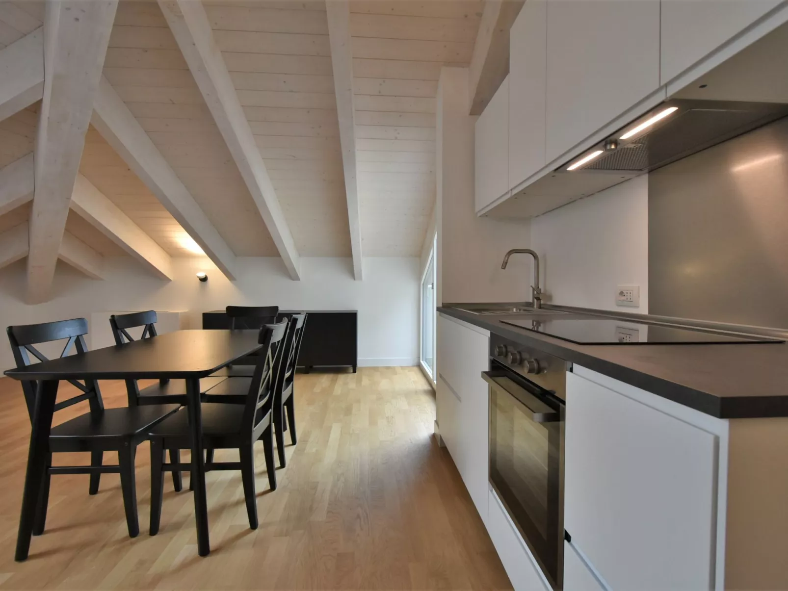 White Attic Terrace-Drinnen
