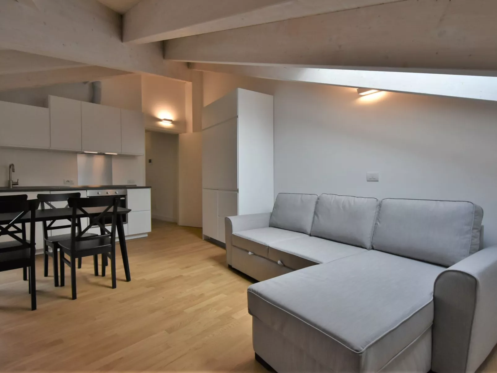 White Attic Terrace-Drinnen