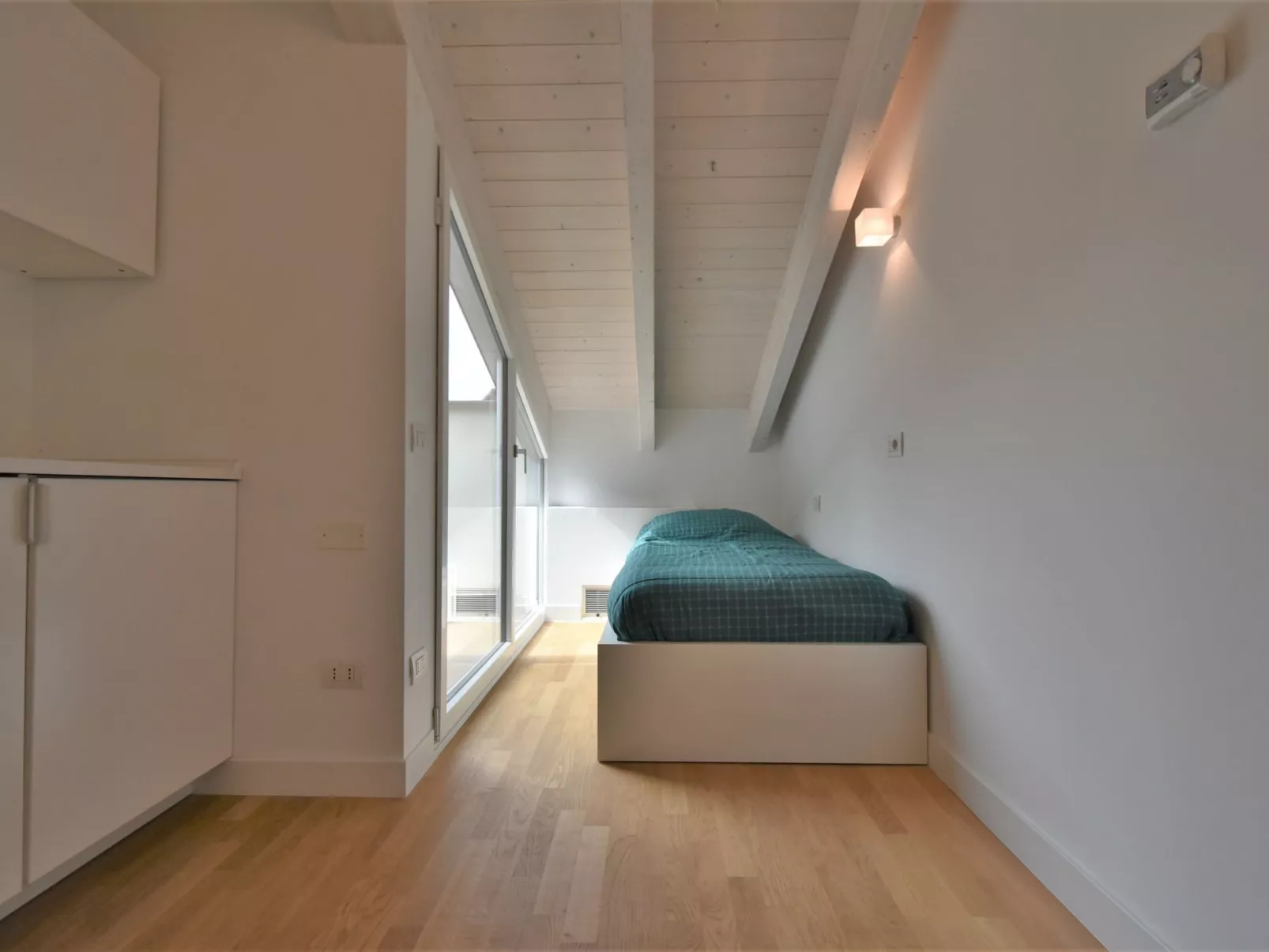 White Attic Terrace-Drinnen