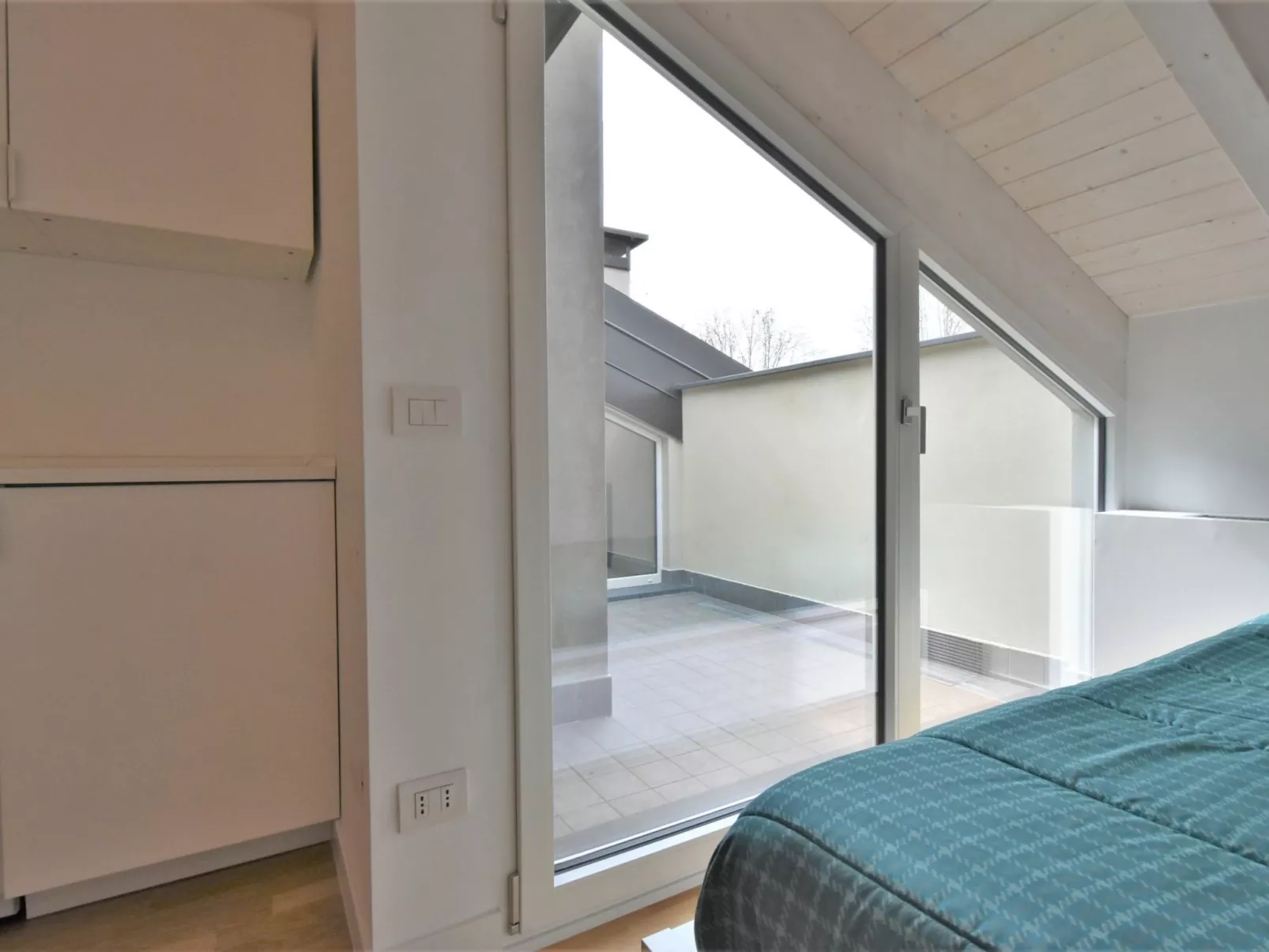 White Attic Terrace-Drinnen