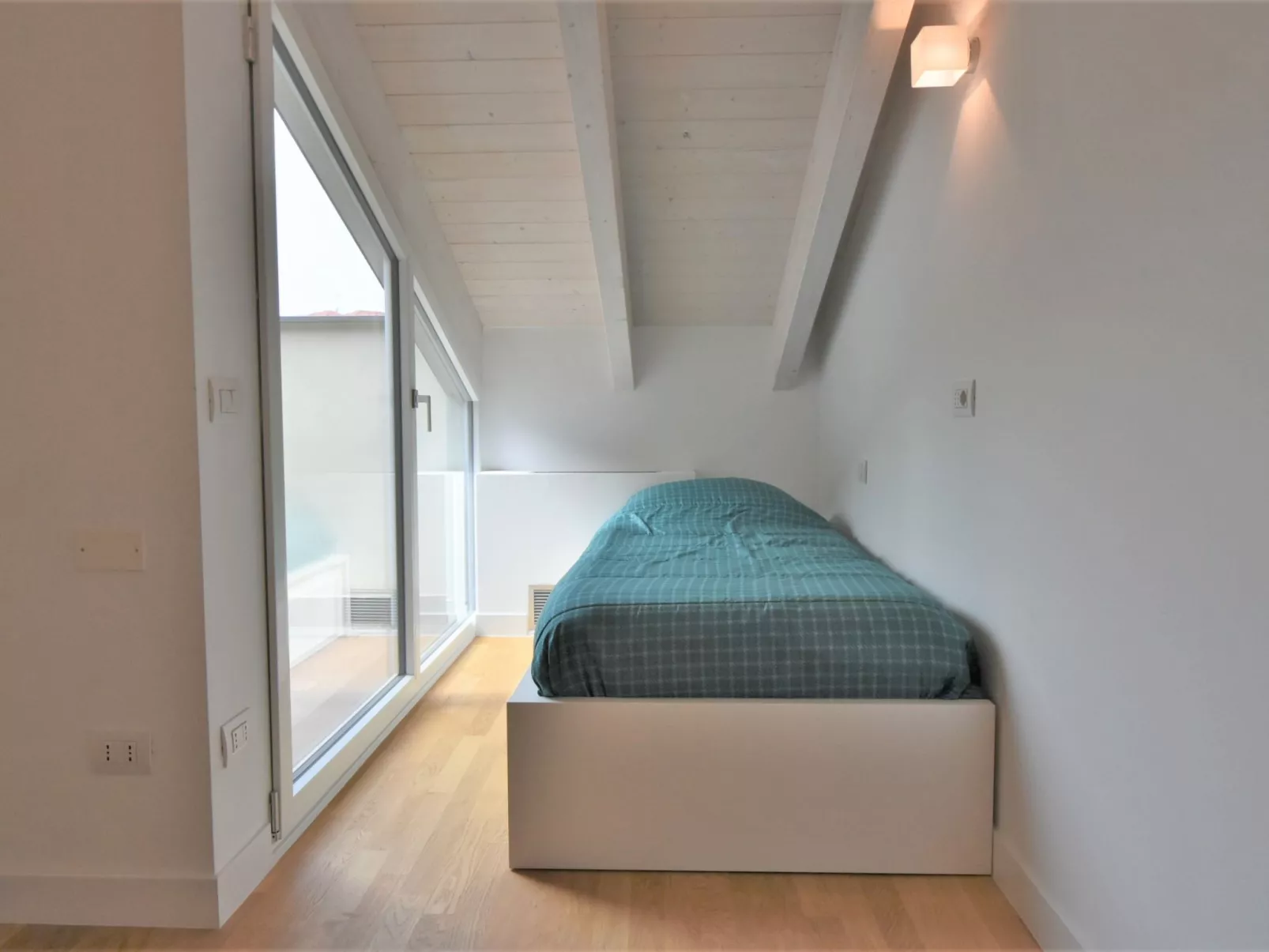 White Attic Terrace-Drinnen