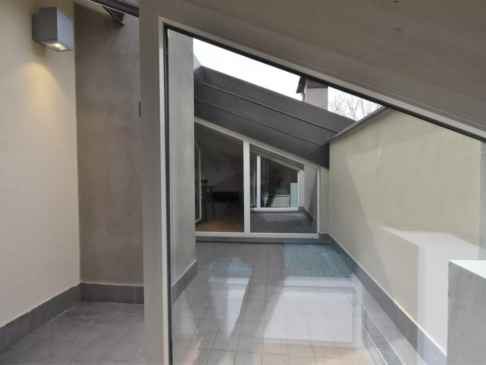 White Attic Terrace-Draußen