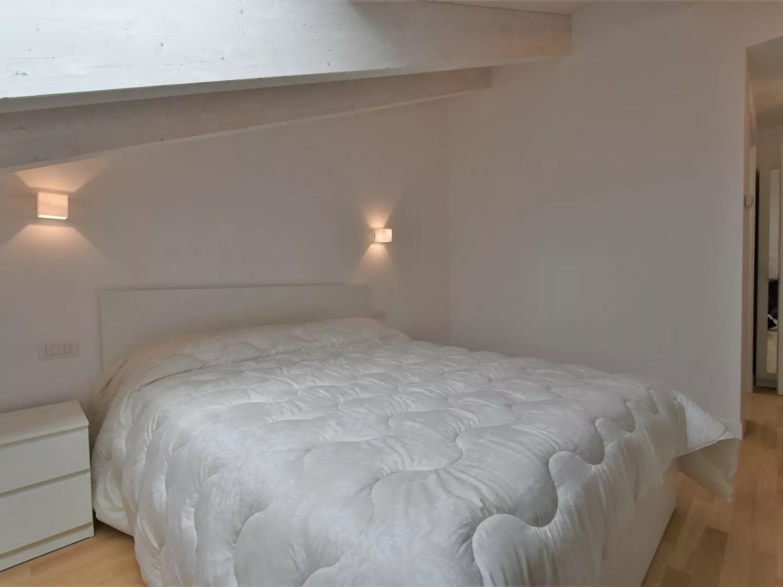 White Attic Terrace-Drinnen