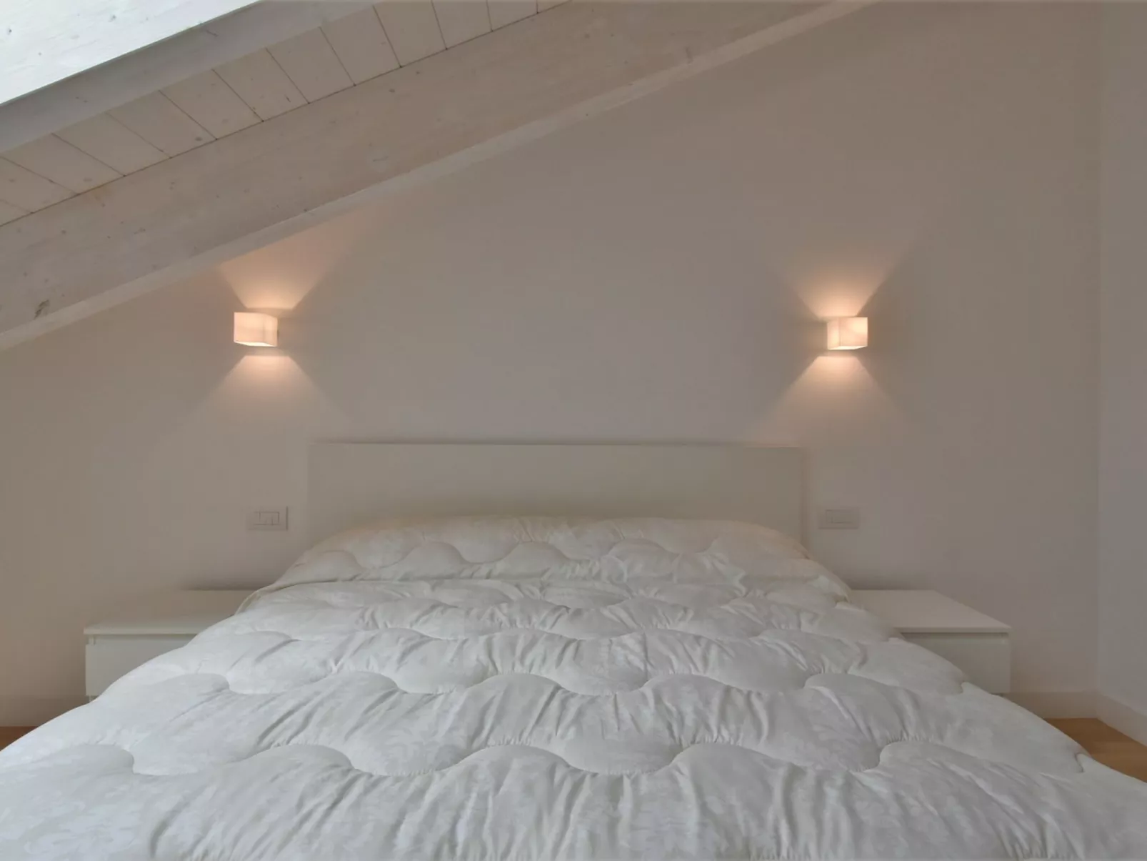 White Attic Terrace-Drinnen