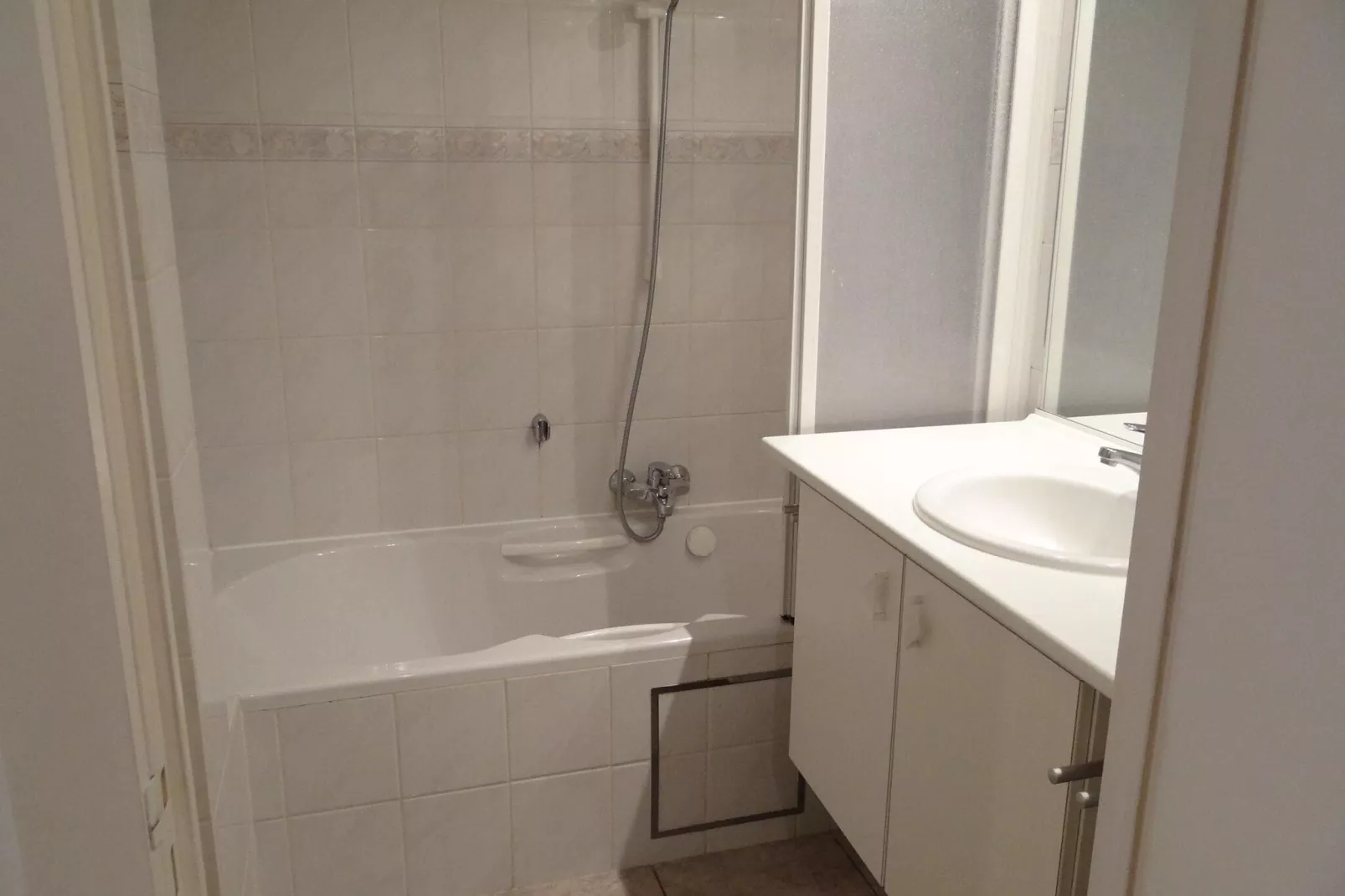 SCORPIO BI 0402GAR-Bathroom