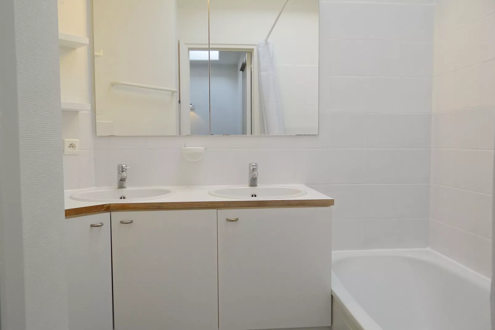 SANDY CAPE 401-Bathroom