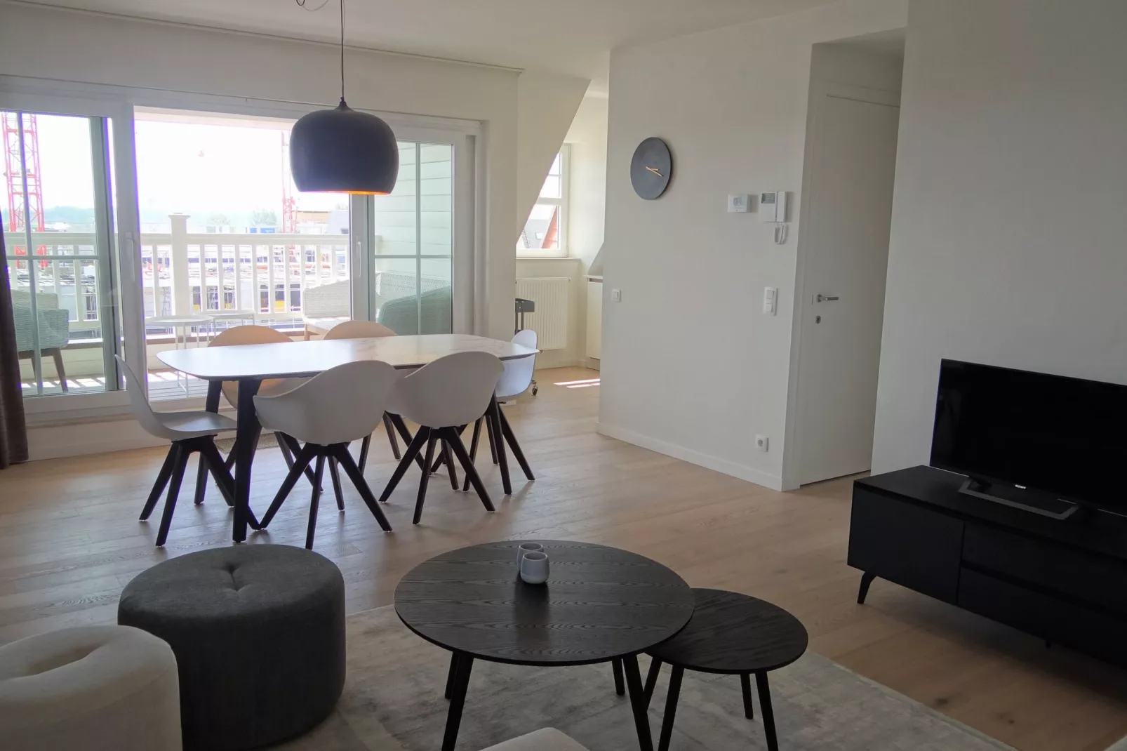 DOCKSIDE 403-Living room