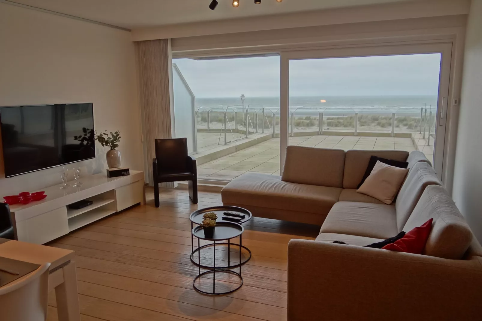 SCORPIO BI 101-Living room