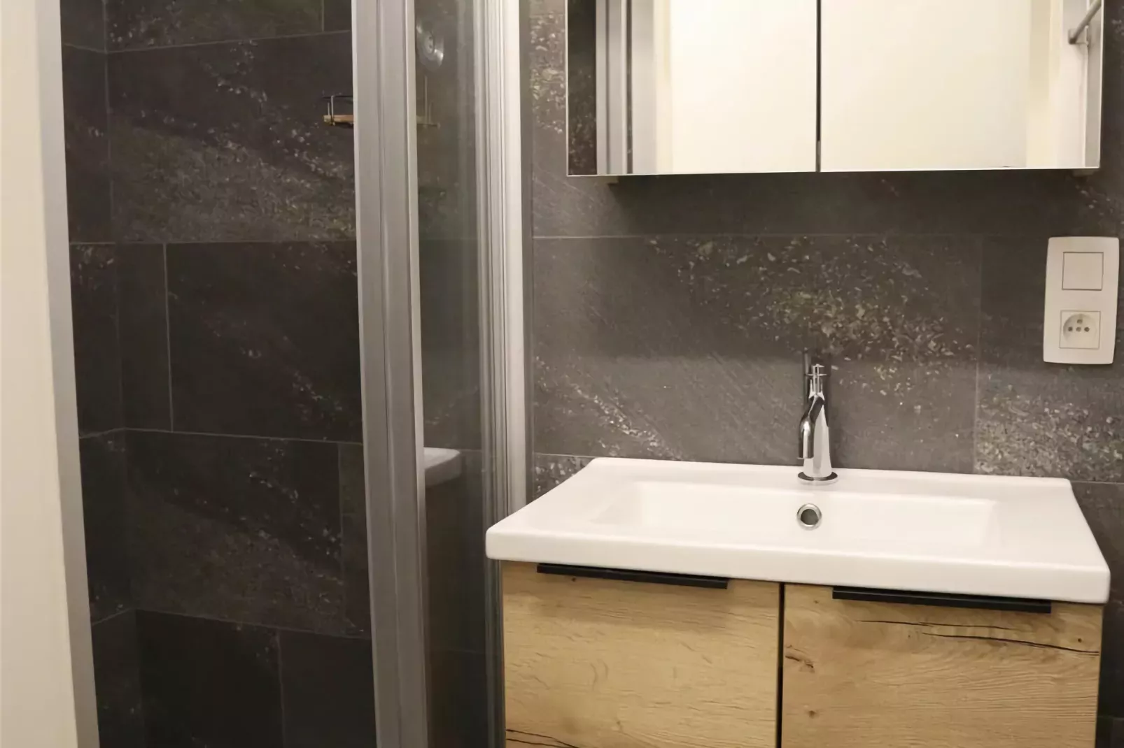 FLAMINGO 101-Bathroom
