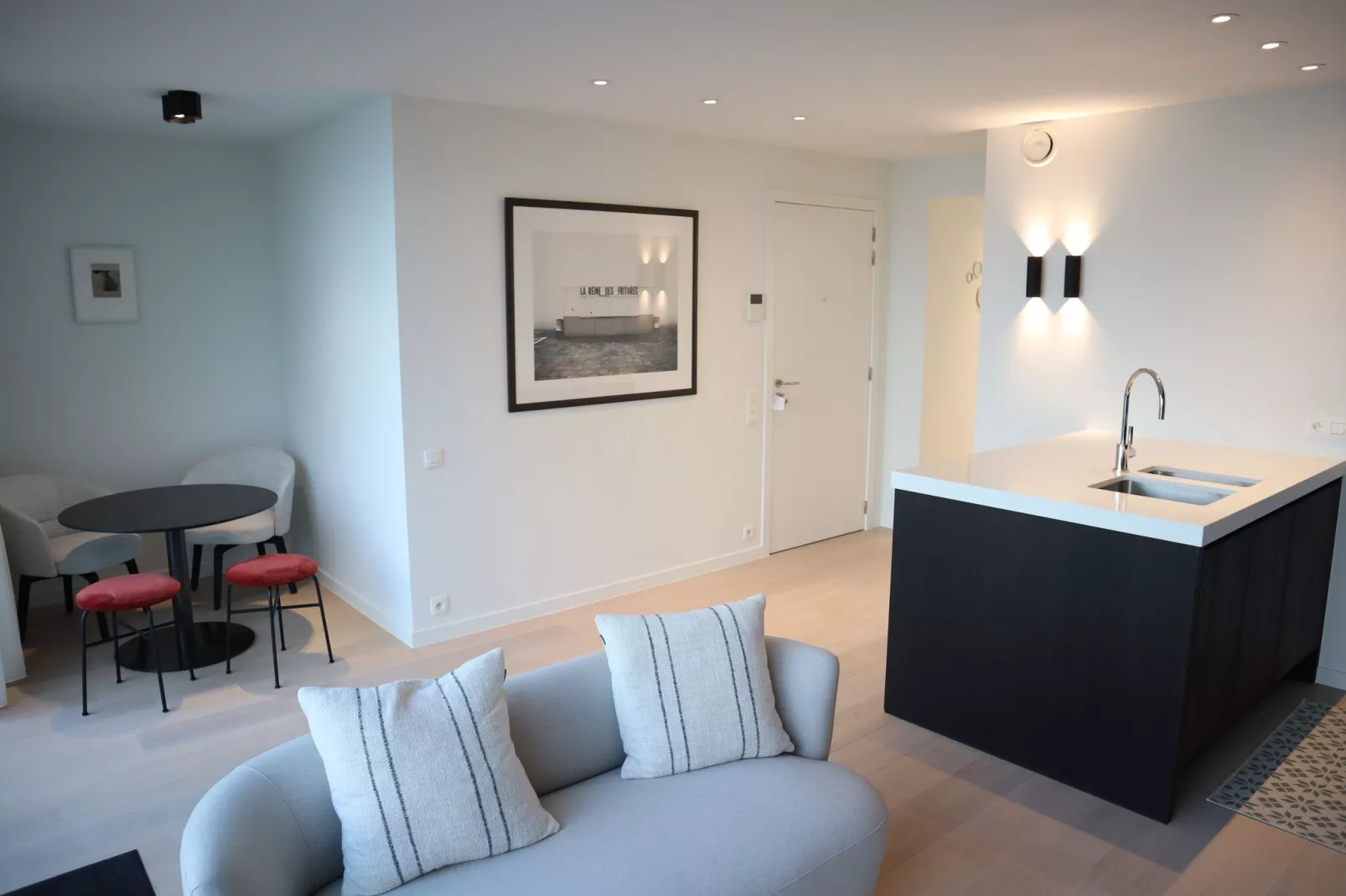 LOUIS EMILE 0901  garage-Living room