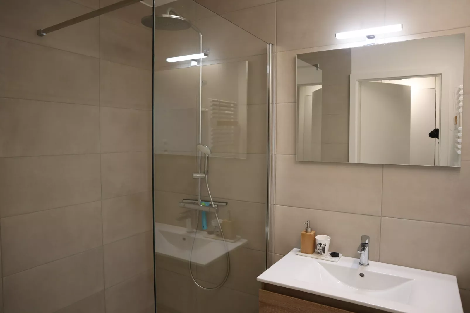 ZONNESTRAAL B 101-Badezimmer