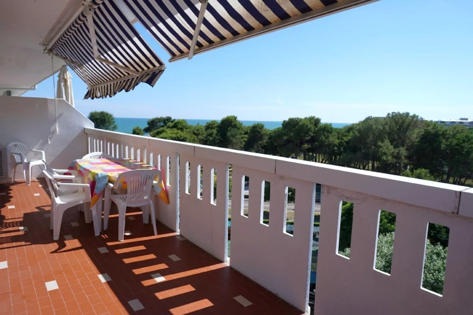Portesin 32B-Terrace balcony