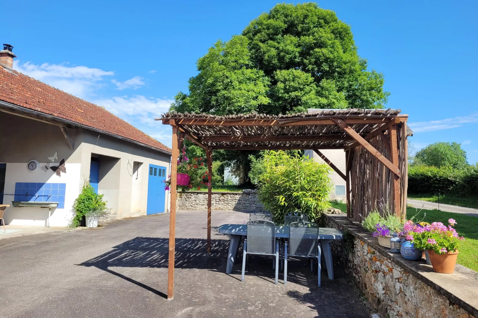 L'Ecole-Gardens summer