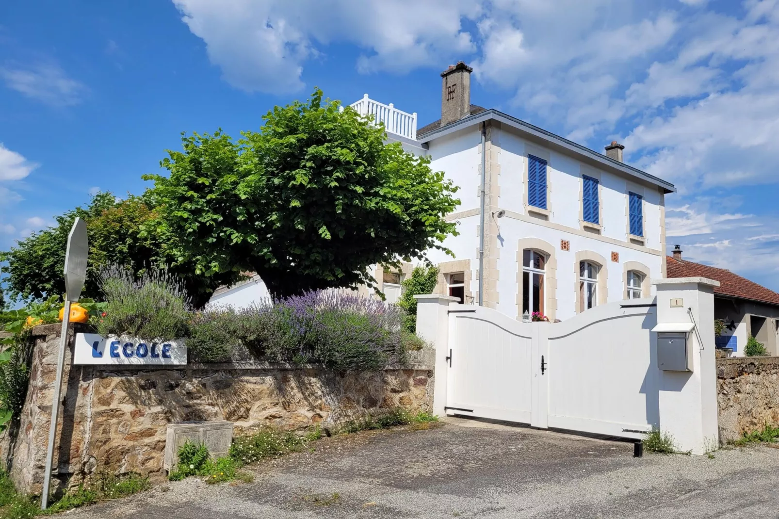 L'Ecole-Exterior summer