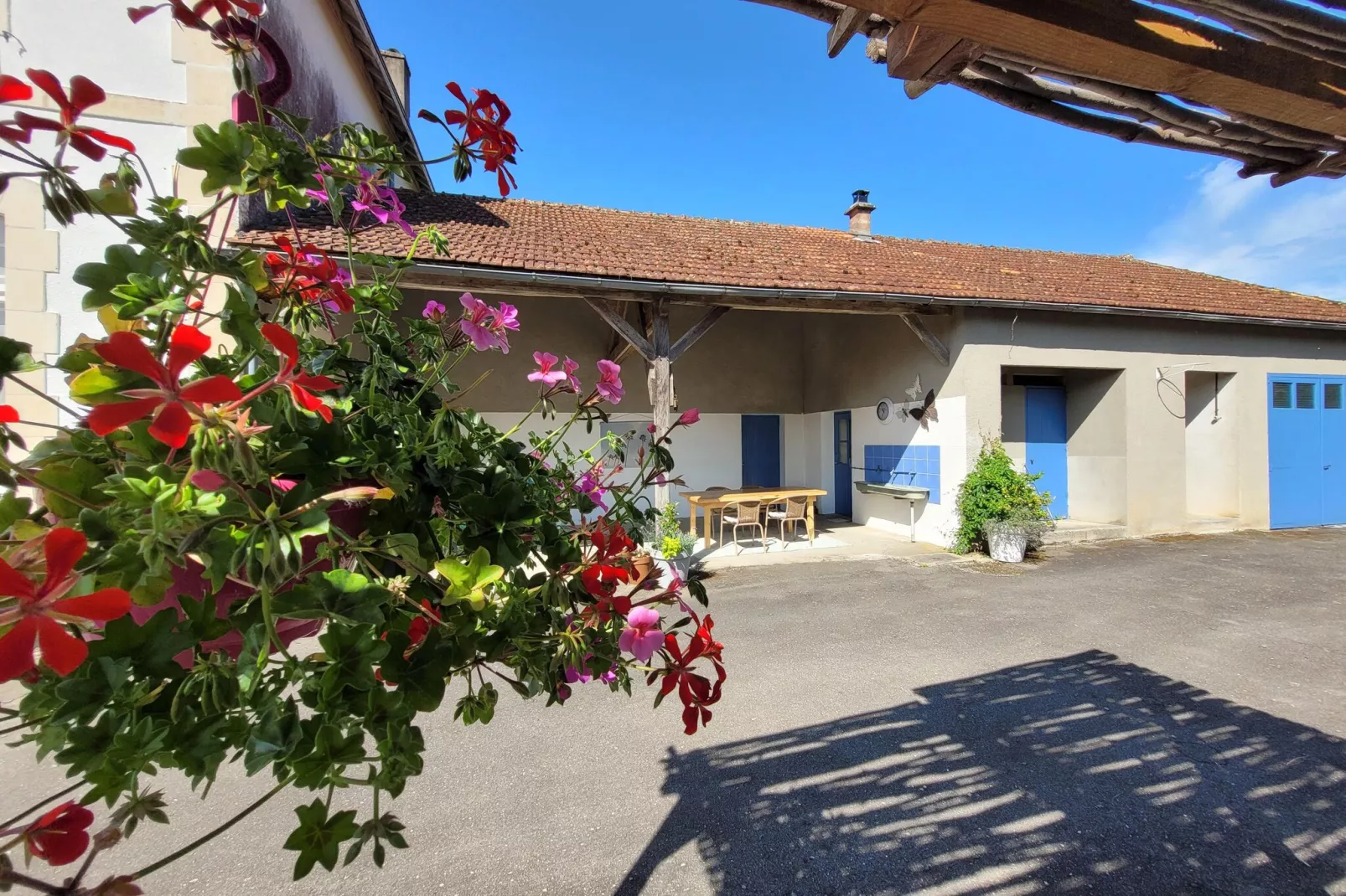 L'Ecole-Exterior summer
