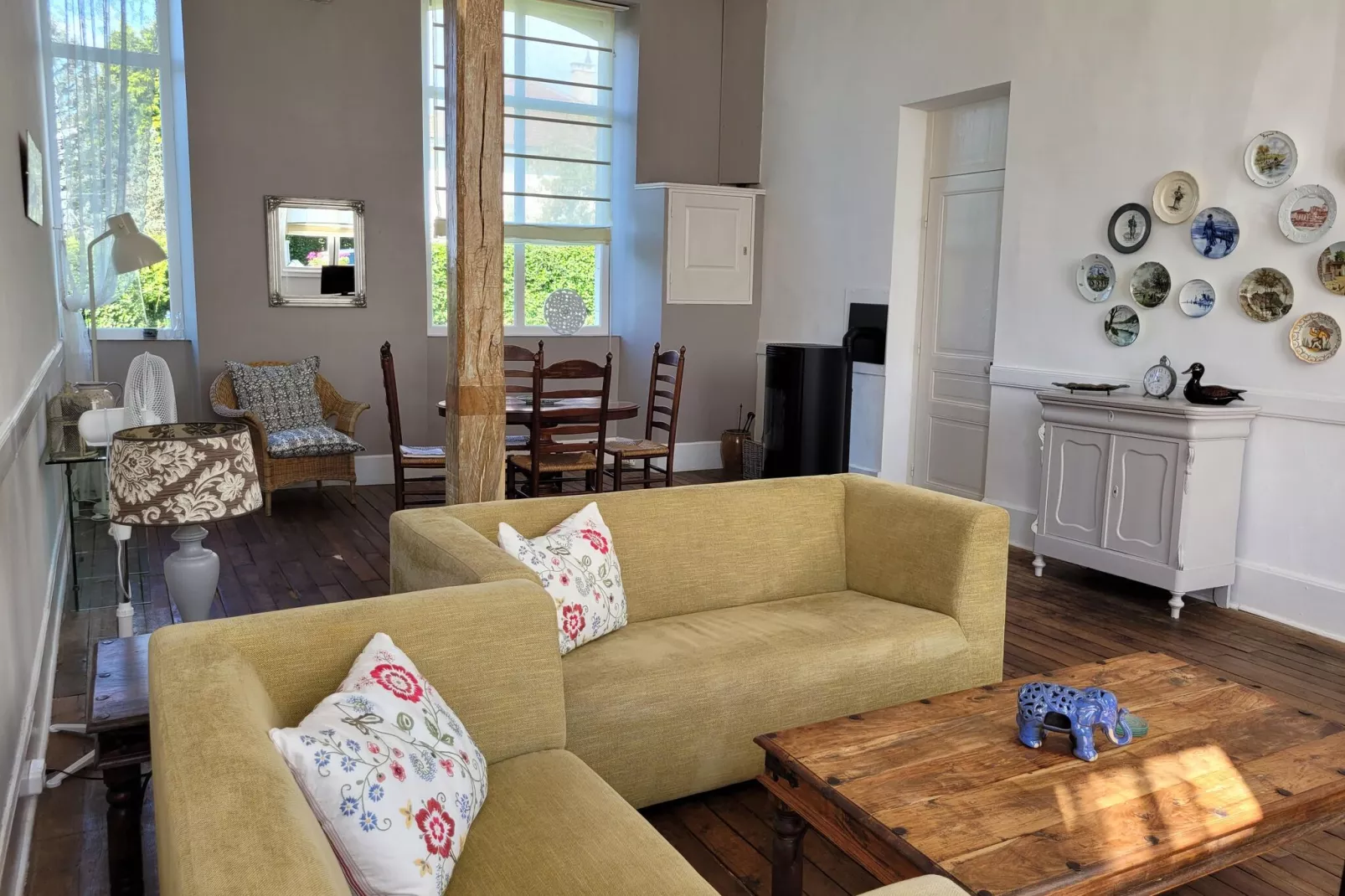L'Ecole-Living room