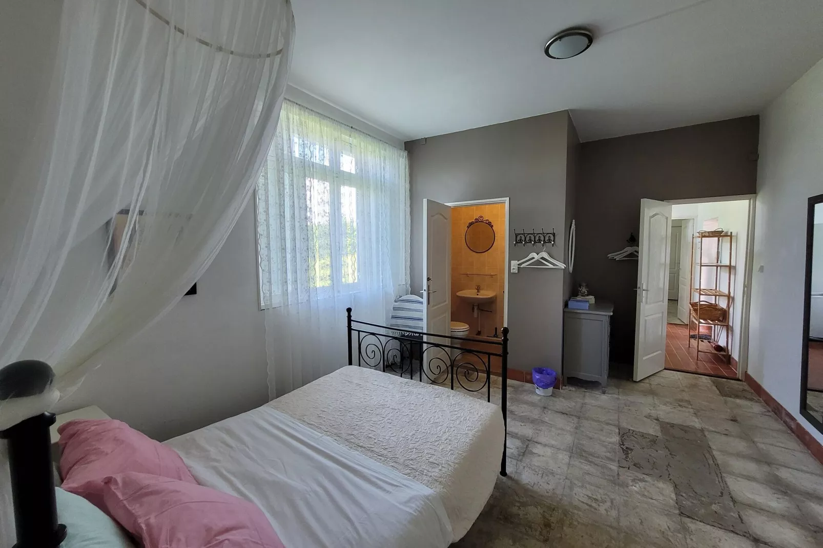 L'Ecole-Bedroom