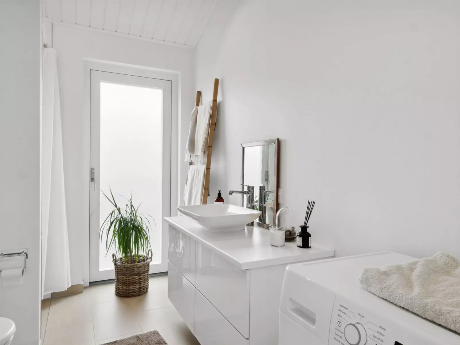 "Sys" - 150m from the sea-Inside