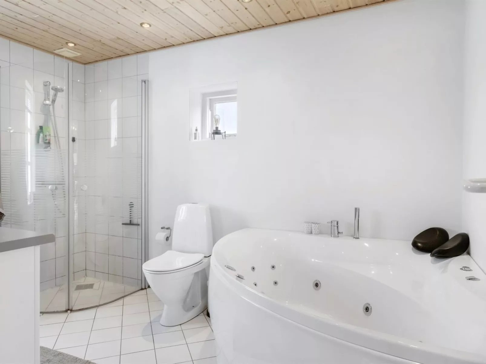 "Edin" - 100m from the sea-Inside