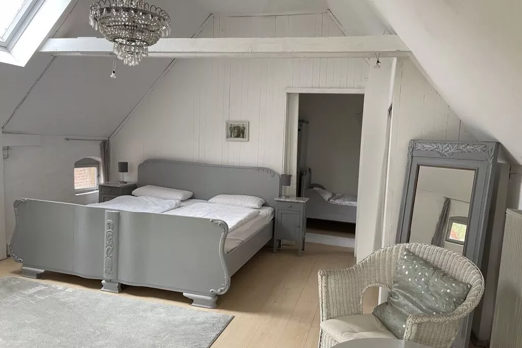 11227-Bedroom