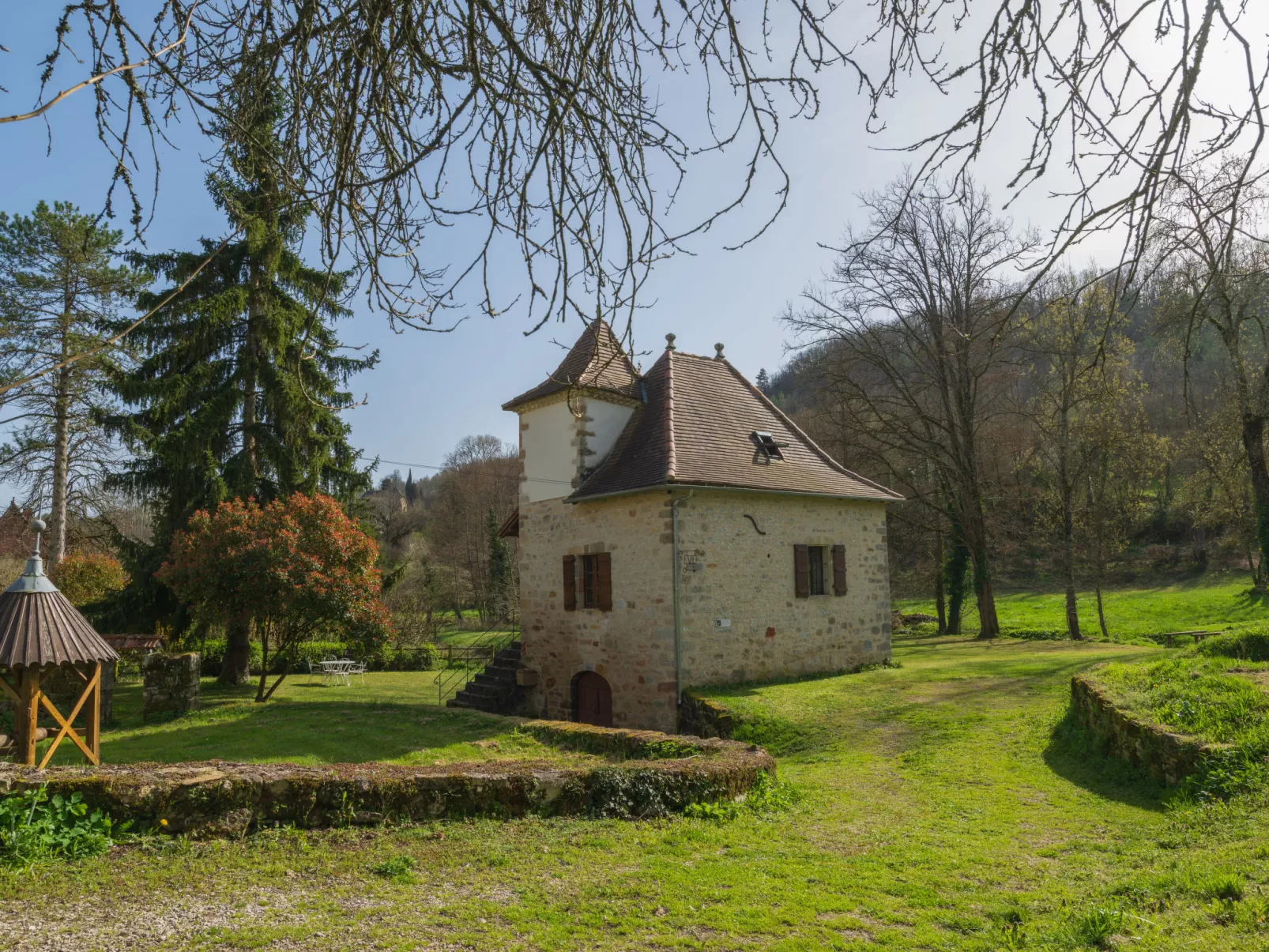 Le Moulin-Outside
