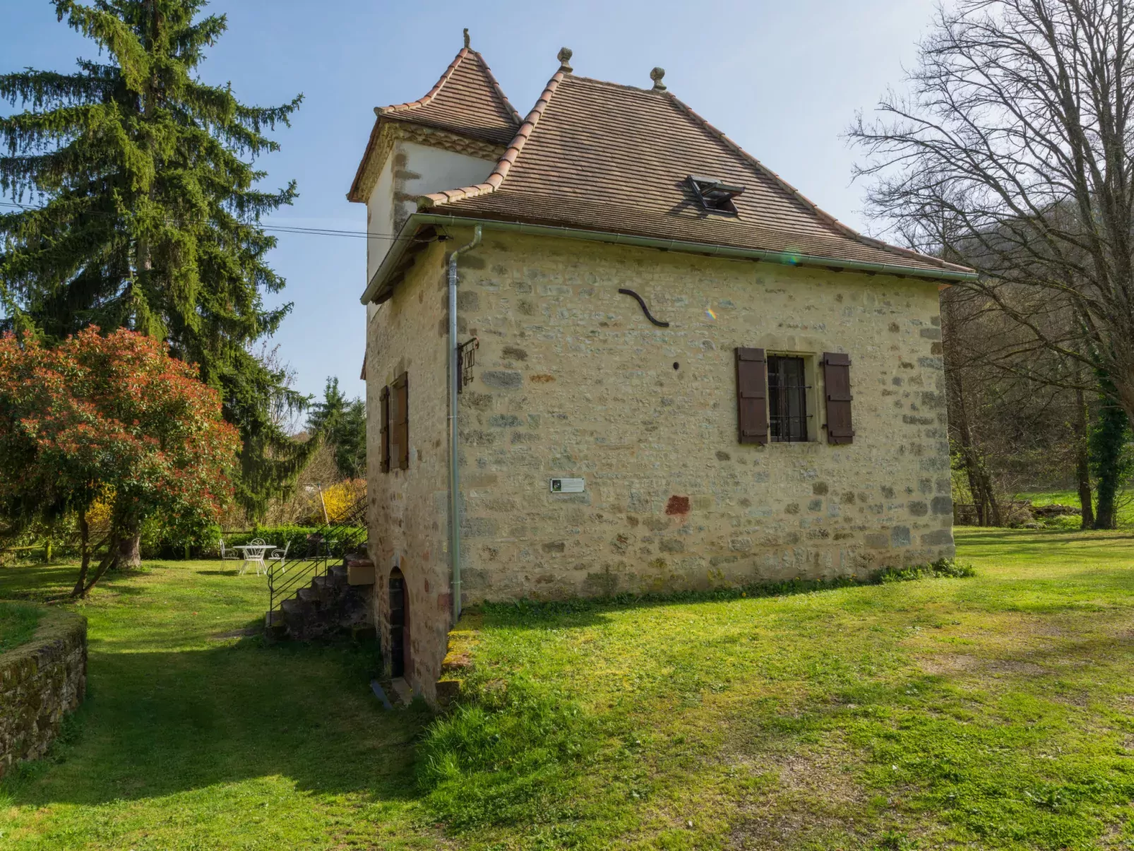 Le Moulin-Outside