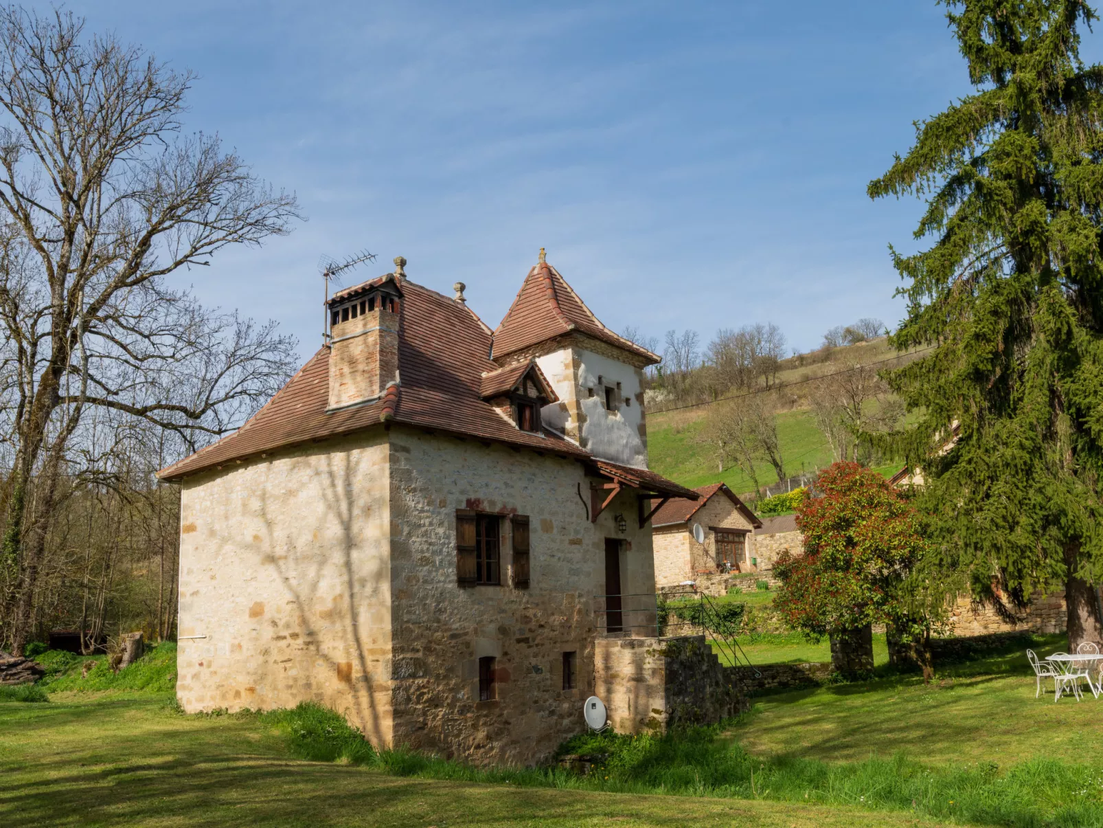 Le Moulin-Outside