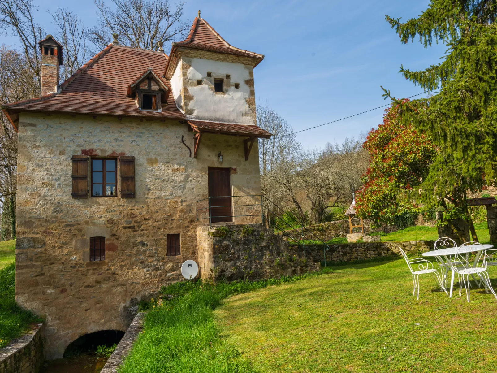 Le Moulin-Outside