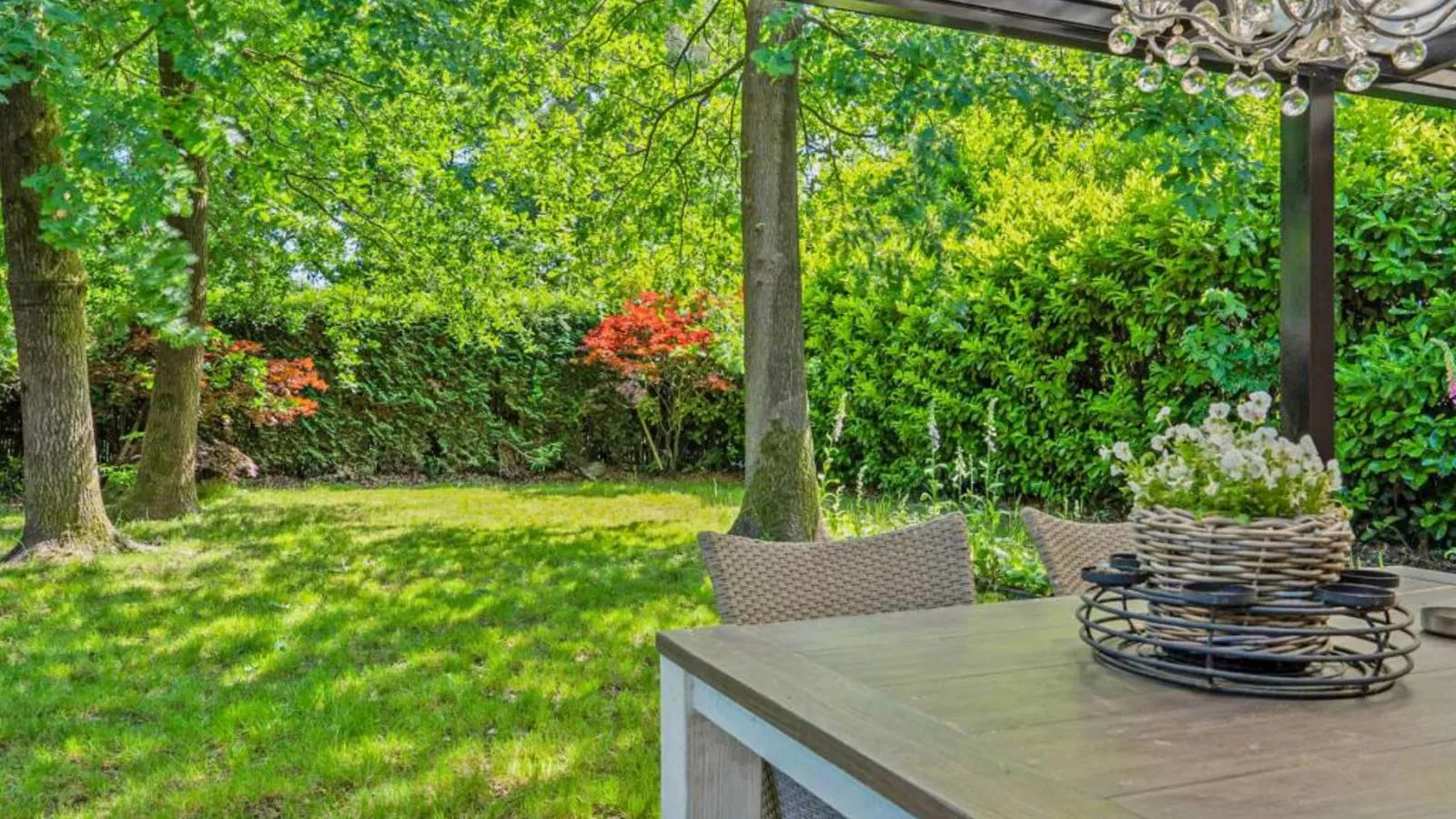 Sonnig Bungalow-Gardens summer