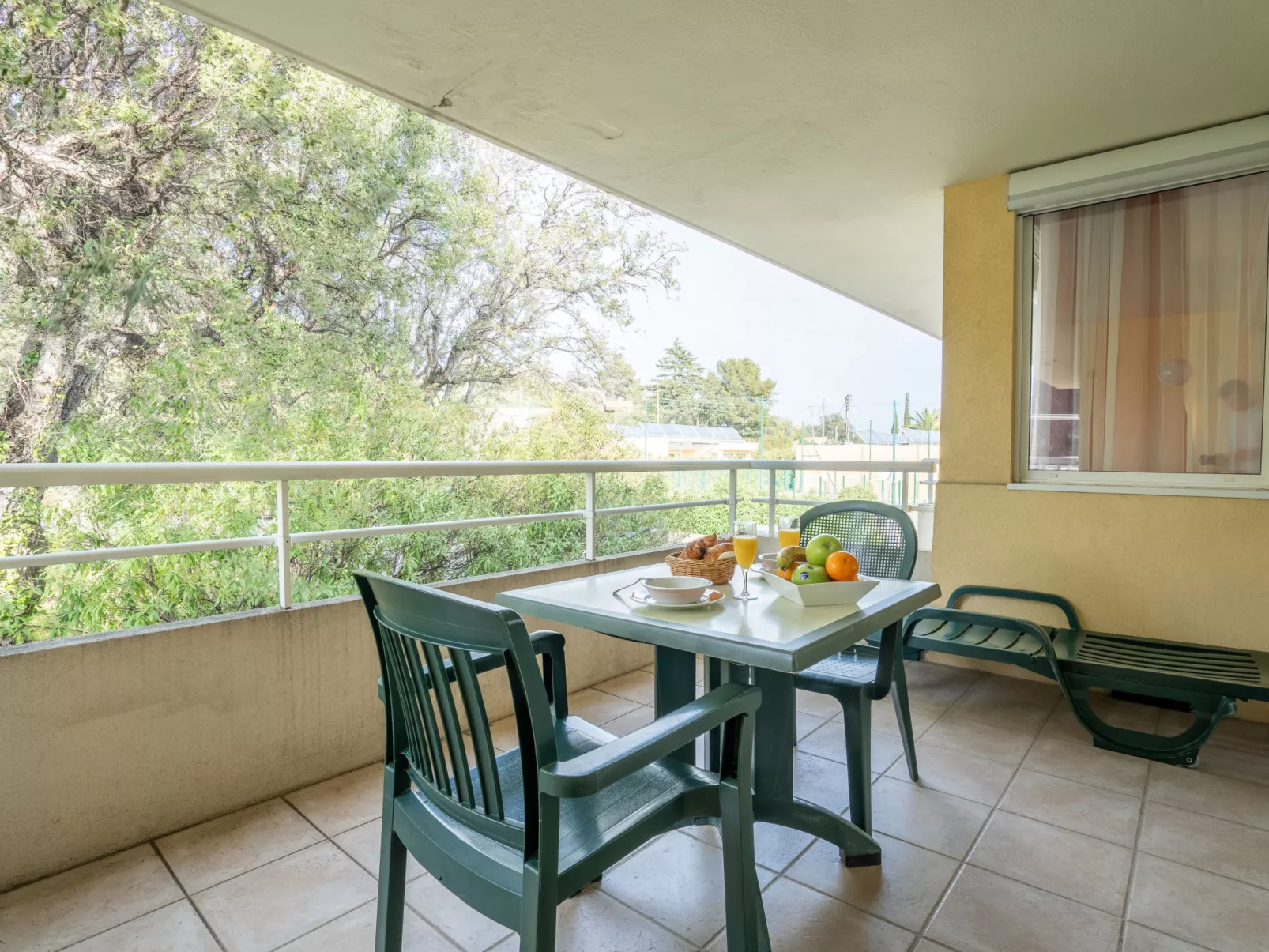 Grimaud-Outside