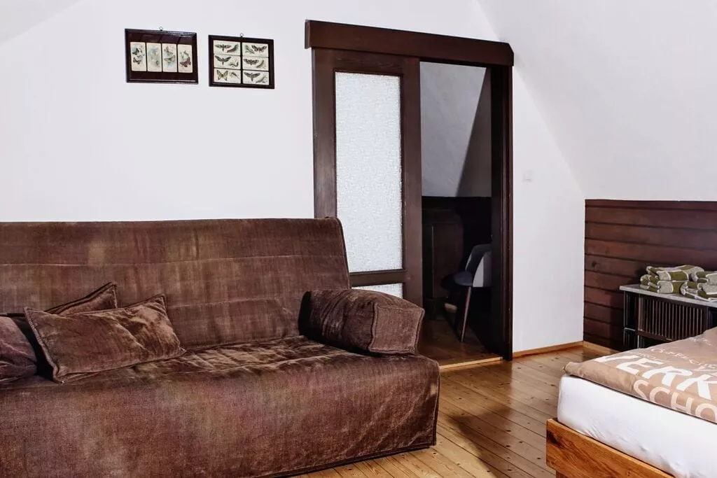 61229-Living room