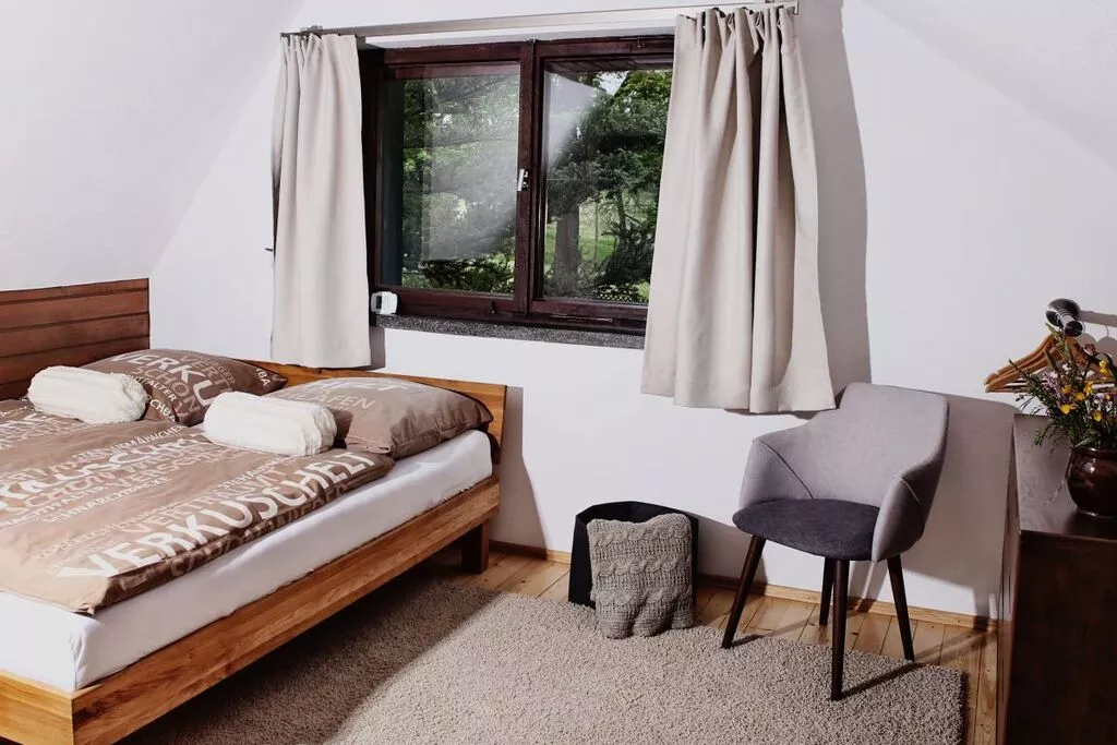 61229-Bedroom