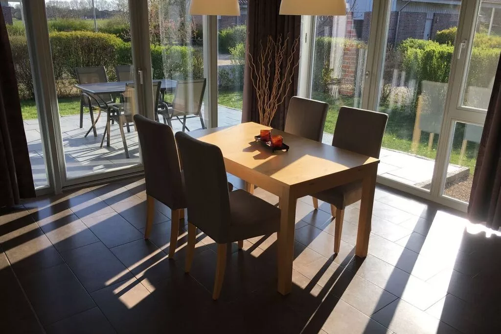 318557-Dining room