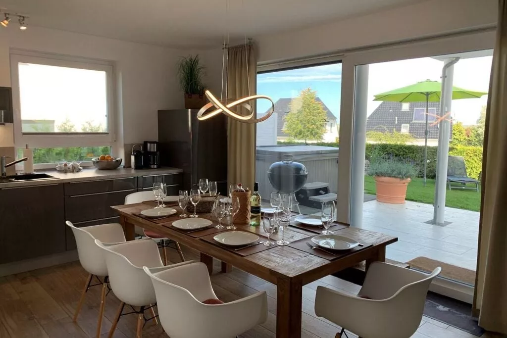 332640-Dining room