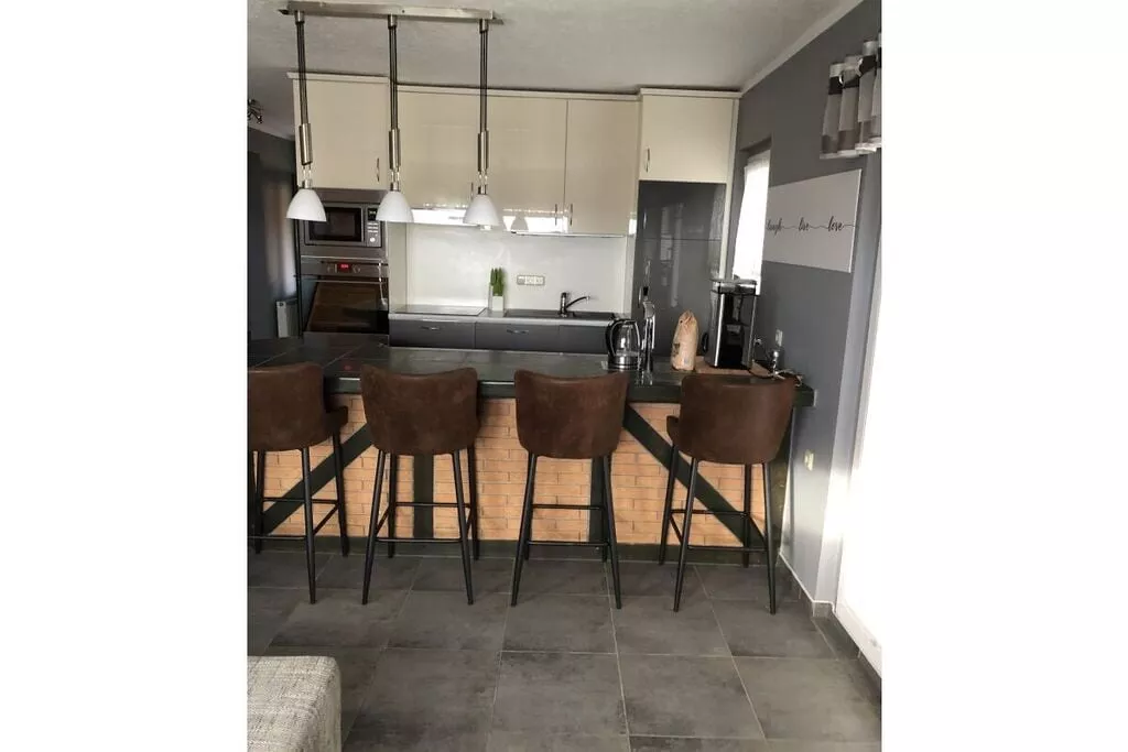 399360-Dining room