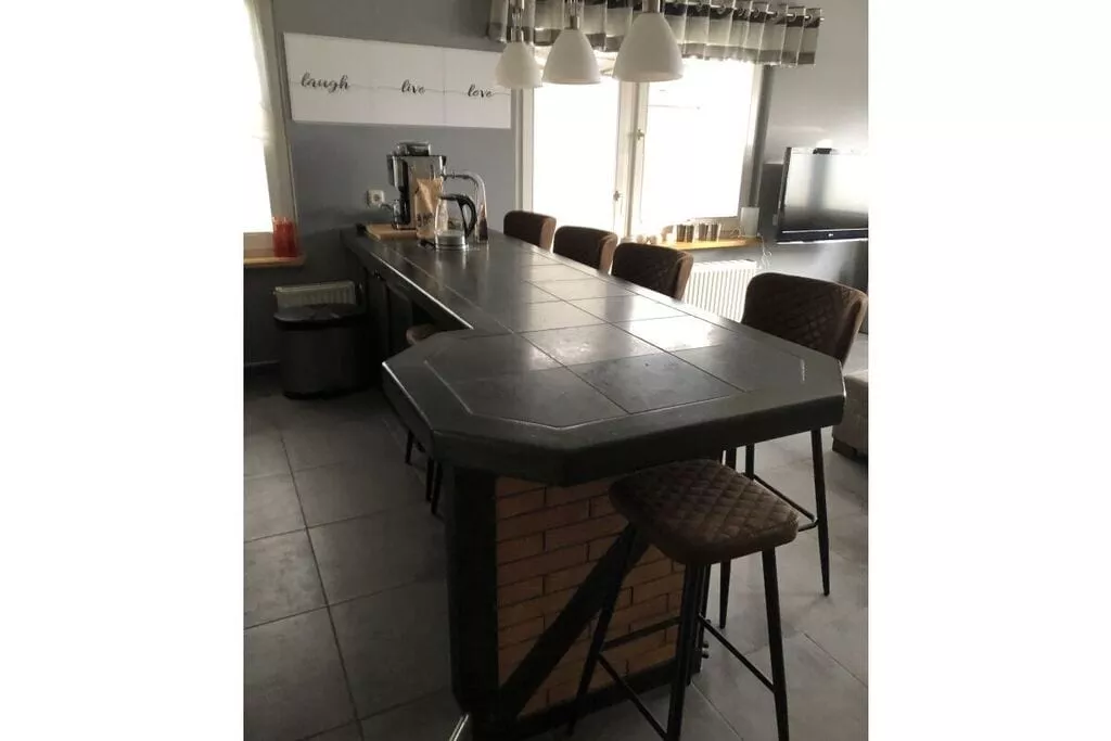 399360-Dining room