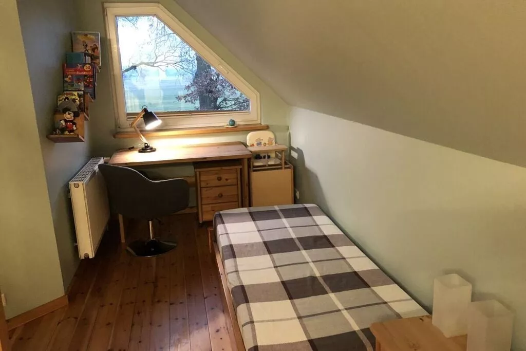 399360-Bedroom