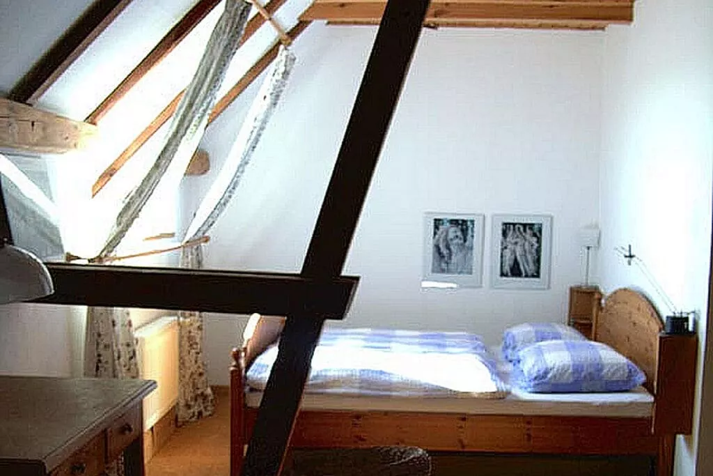 18511-Bedroom