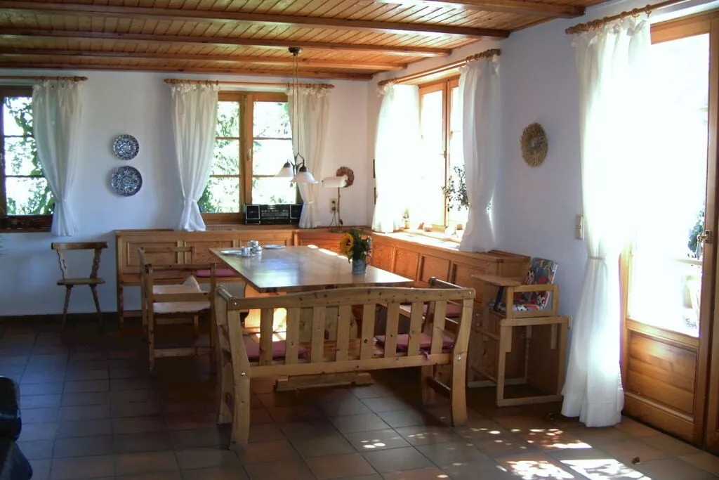 18511-Dining room
