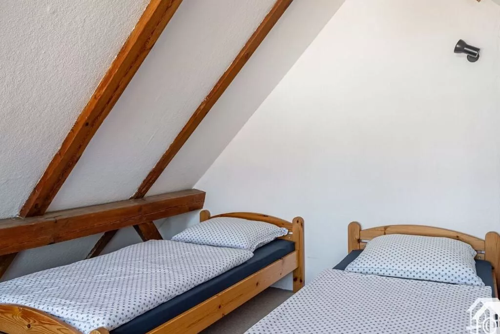 18511-Bedroom