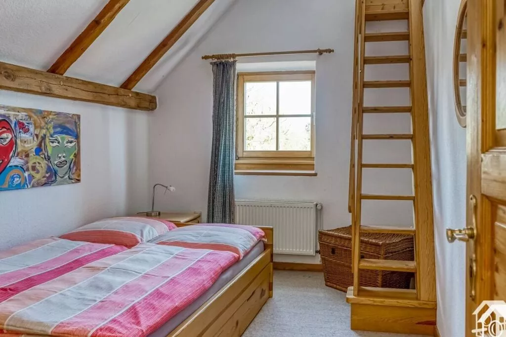 18511-Bedroom