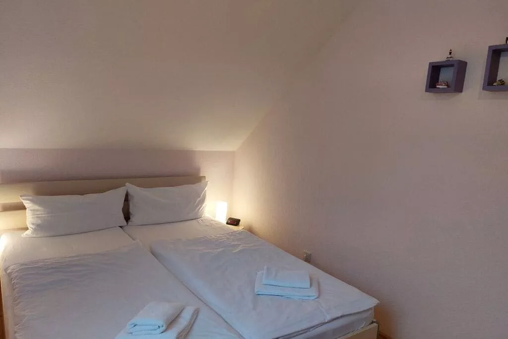 478305-Bedroom