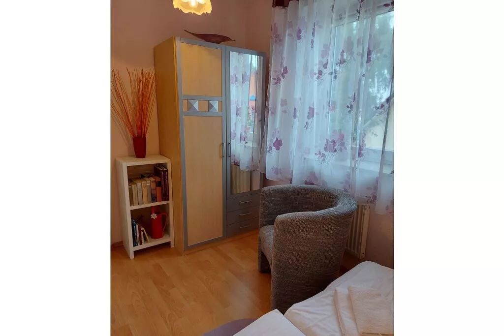 478305-Bedroom