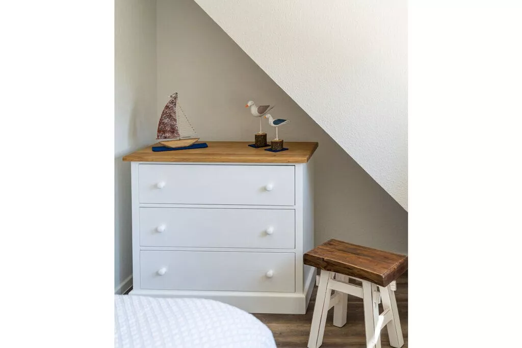 320028-Bedroom