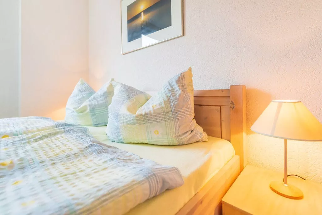 39824-Bedroom