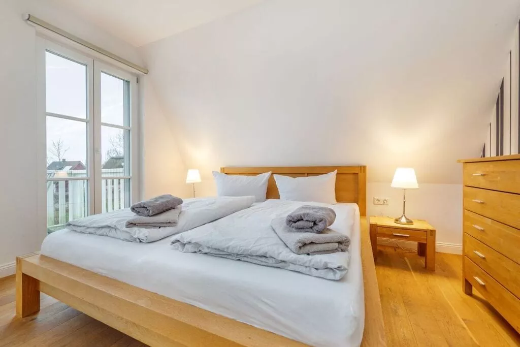 403883-Bedroom