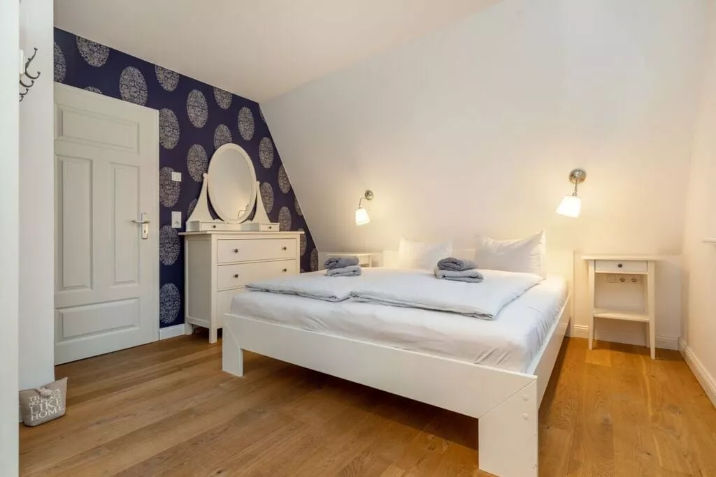 403883-Bedroom